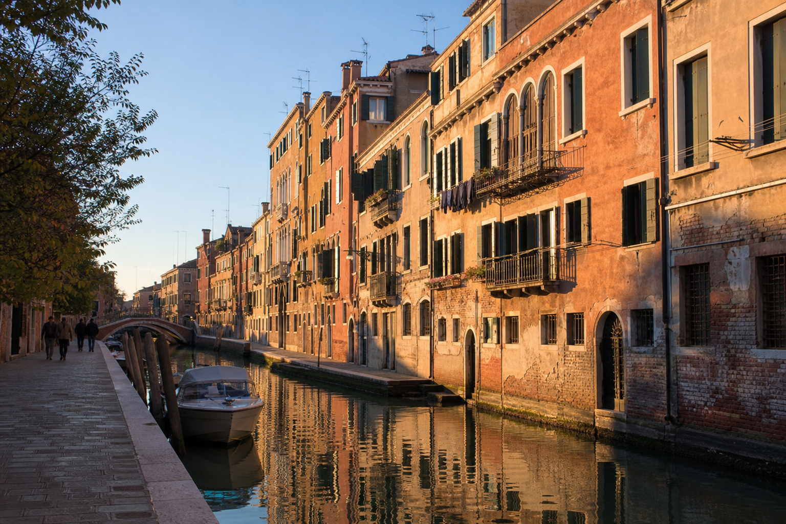 Fondamenta della Misericordia al tramonto — case in mattoni rossi sull'acqua, bricole nel canale, riflessi caldi